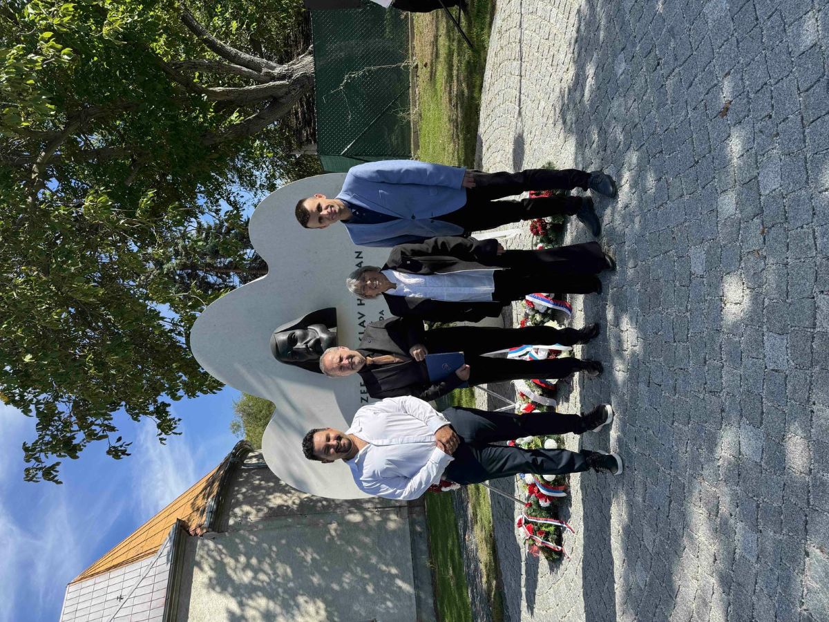 štyria matičiari pred pamätníkom